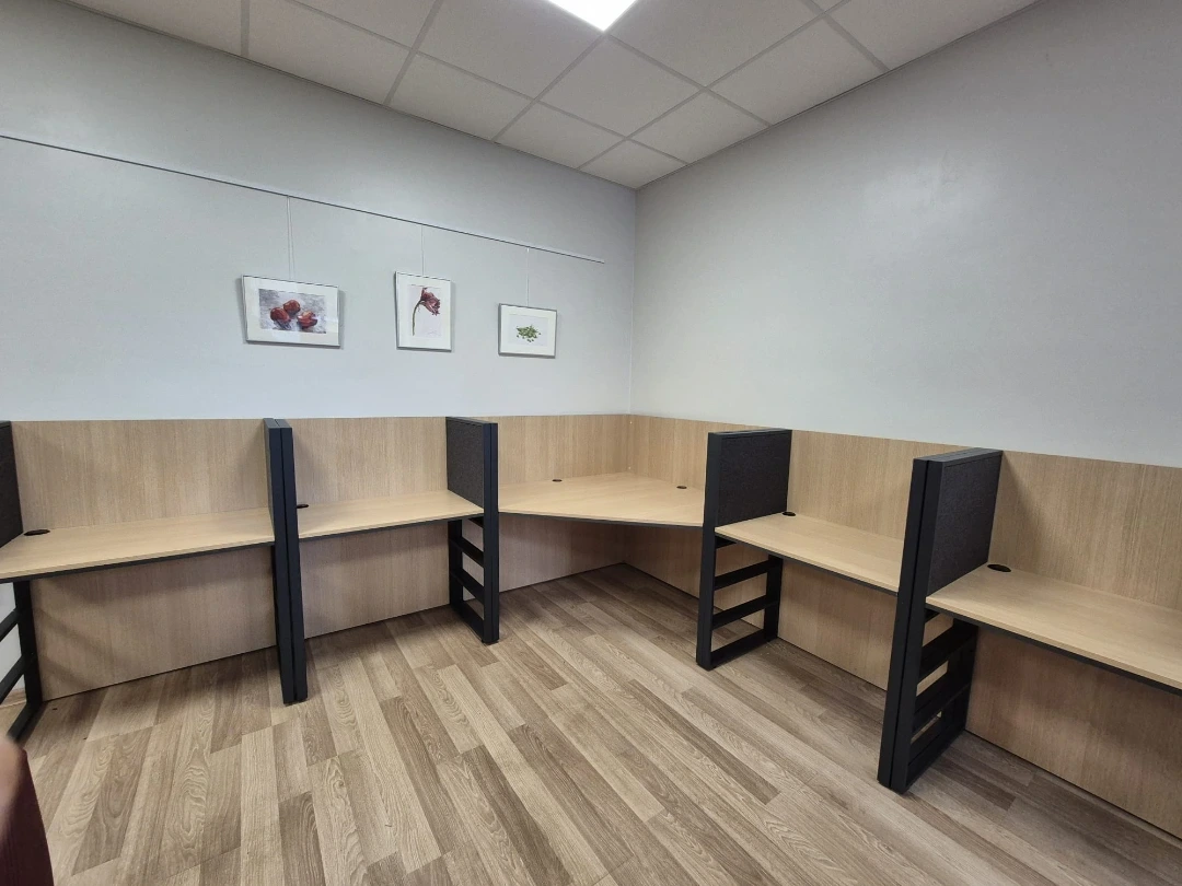 Kampinis kompiuterinis stalas su akustinėmis sienelėmis - Pikade School | Pikade Baltics