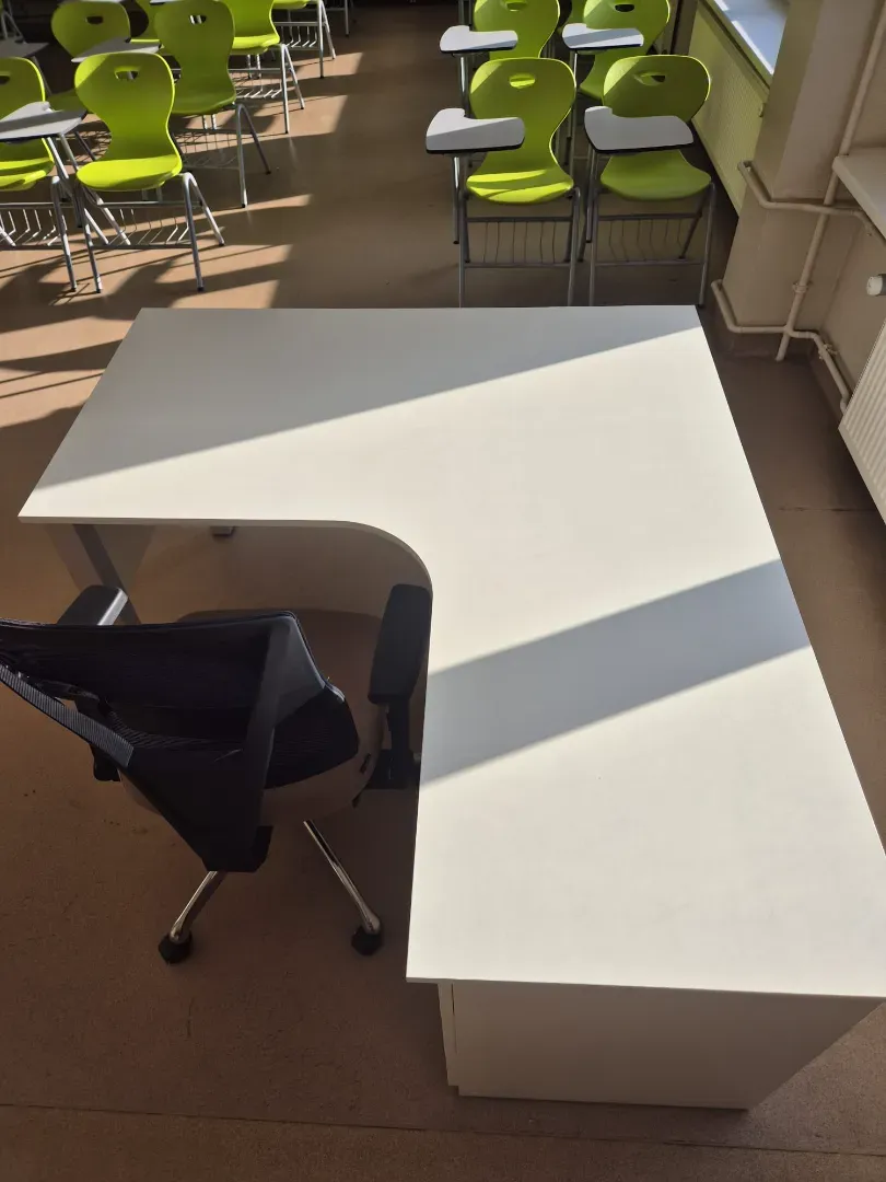 Mokytojo kampinis stalas - Pikade School | Pikade Baltics
