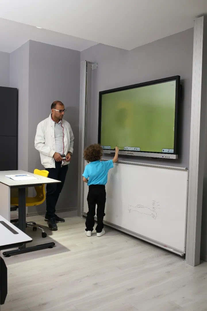 Vertikali slankiojančių lentų sistema - Pikade School